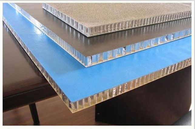 Uporaba in učinkovitost ognjevarne aluminijaste plošče iz medu
